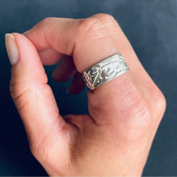 VINTAGE VINE SCROLLED REPOUSSE FILIGREE WIDE BAND STERLING SILVER RING - Picture 6 of 9